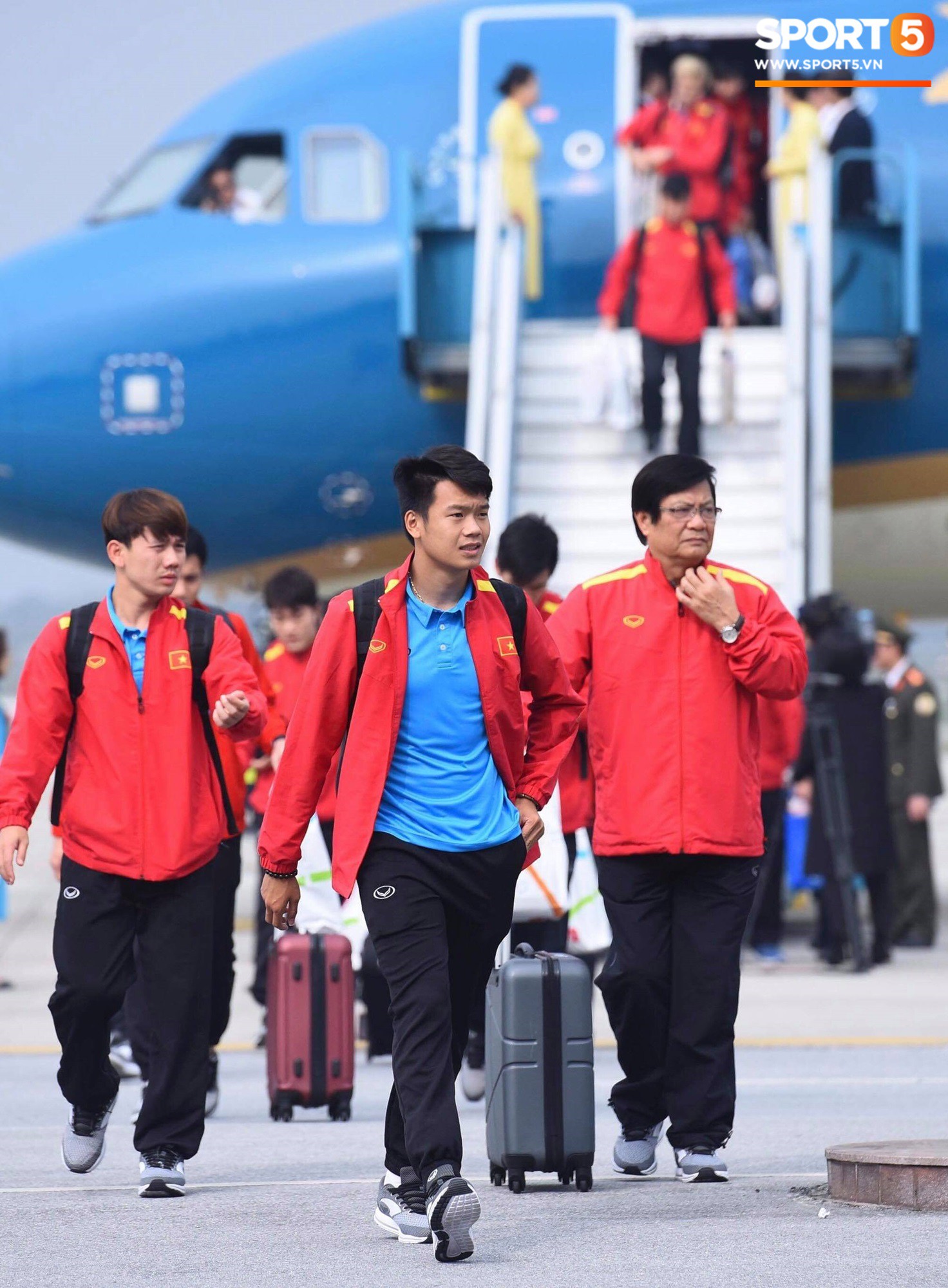 Dàn trai đẹp đội tuyển Việt Nam trở về trong vòng tay của người hâm mộ và gia đình-4