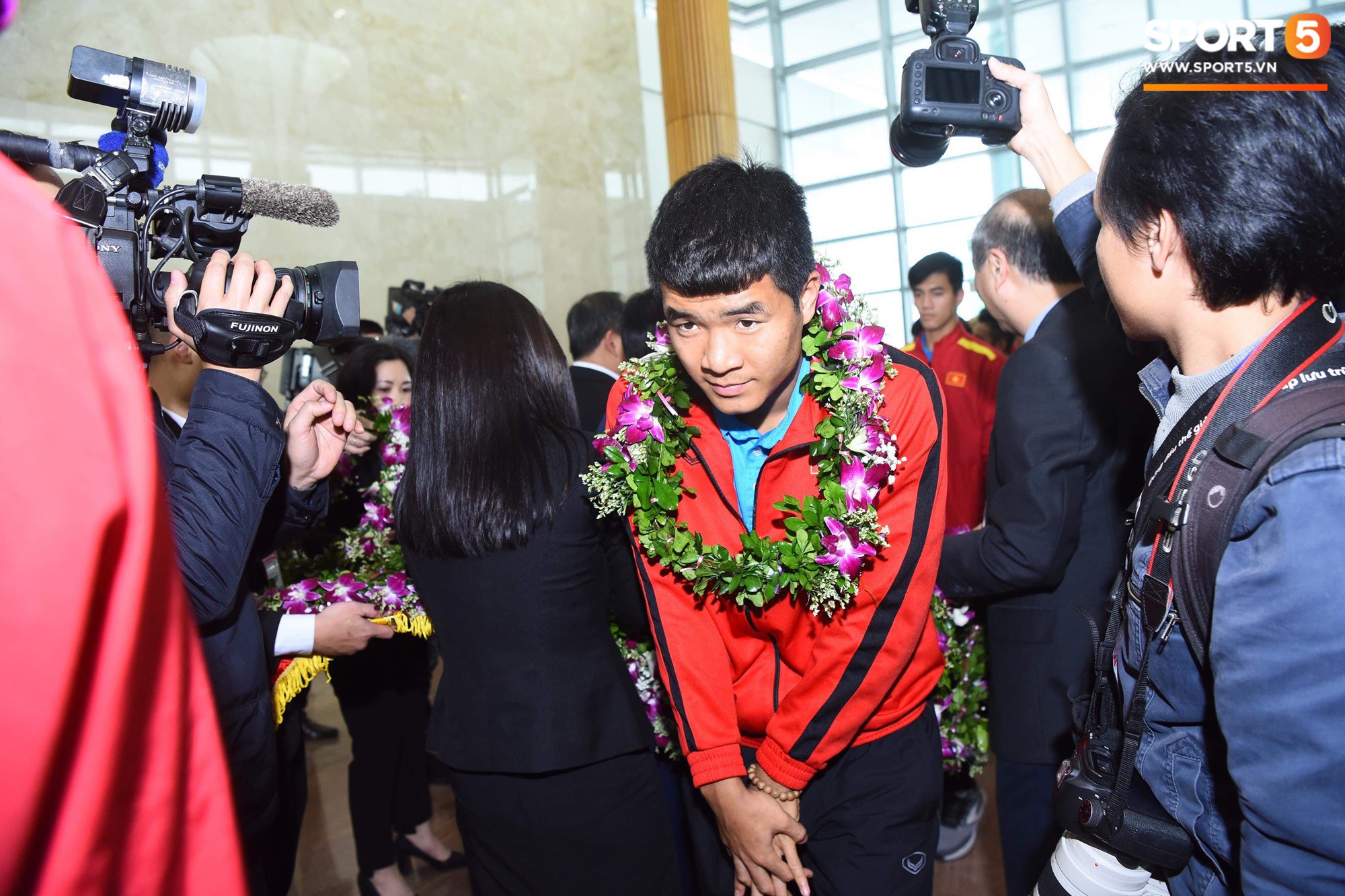 Dàn trai đẹp đội tuyển Việt Nam trở về trong vòng tay của người hâm mộ và gia đình-9