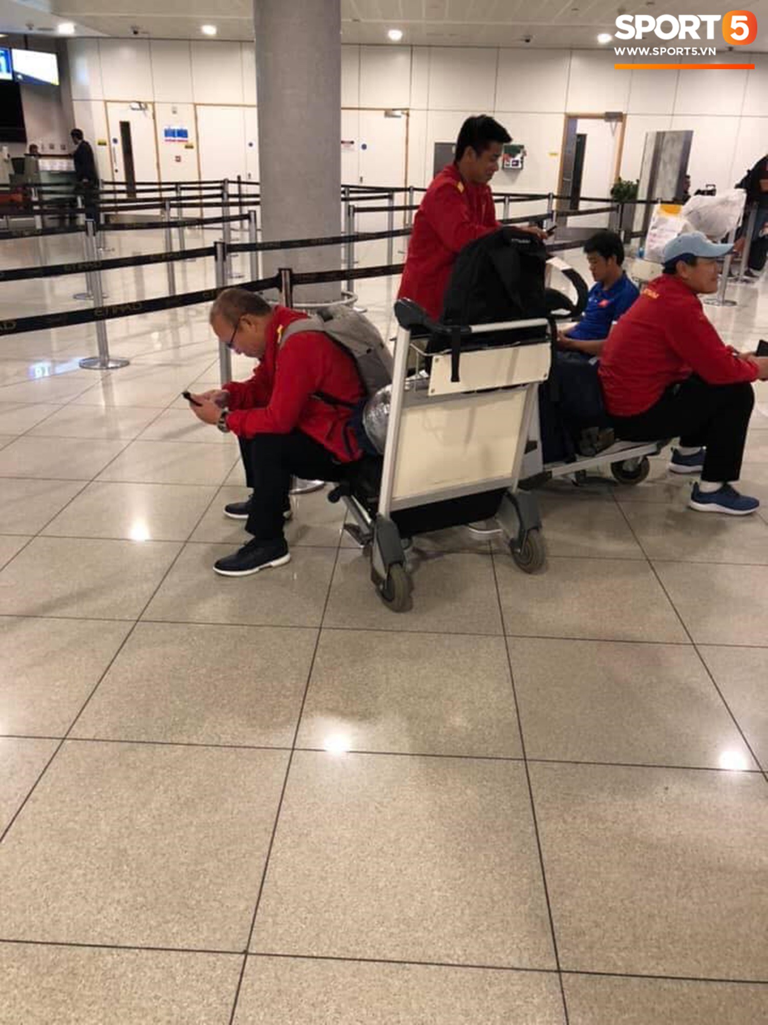 Dàn trai đẹp đội tuyển Việt Nam trở về trong vòng tay của người hâm mộ và gia đình-14