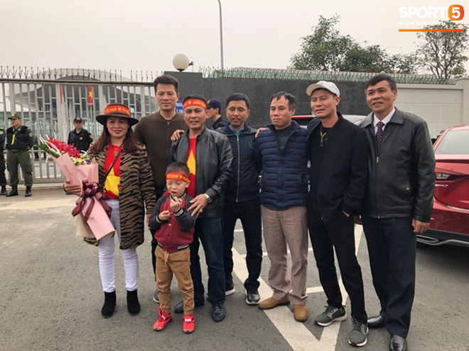 Hàng trăm người hâm mộ tập trung tại sân bay Nội Bài đón đội tuyển Việt Nam trở về-3