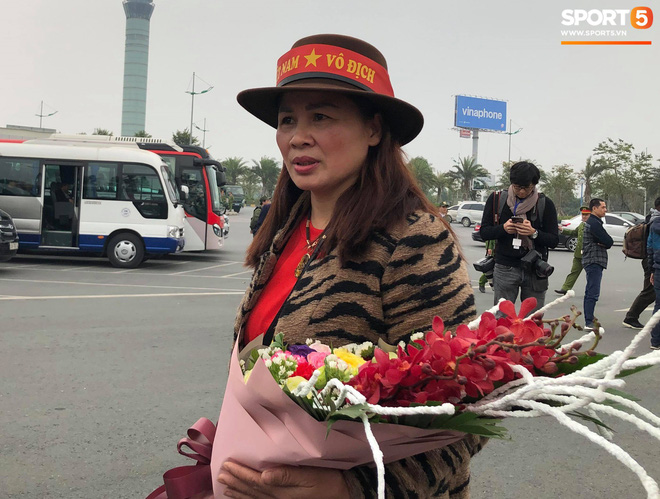 Hàng trăm người hâm mộ tập trung tại sân bay Nội Bài đón đội tuyển Việt Nam trở về-4