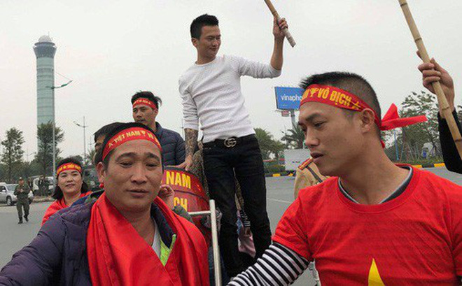 Hàng trăm người hâm mộ tập trung tại sân bay Nội Bài đón đội tuyển Việt Nam trở về-1