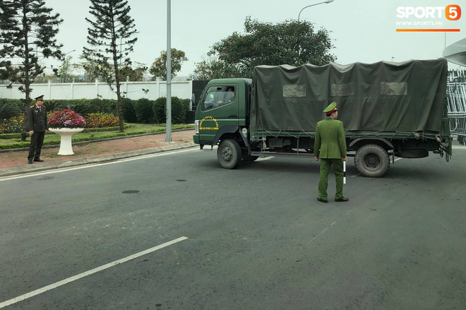 Hàng trăm người hâm mộ tập trung tại sân bay Nội Bài đón đội tuyển Việt Nam trở về-6