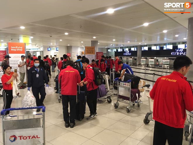Hàng trăm người hâm mộ tập trung tại sân bay Nội Bài đón đội tuyển Việt Nam trở về-7