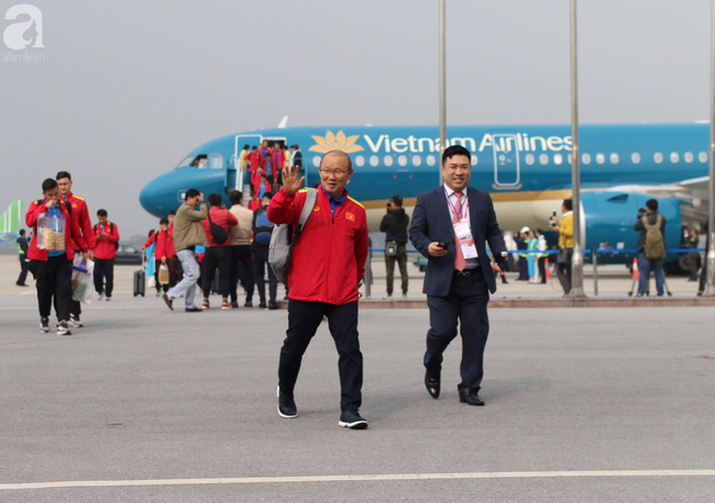 Người hâm mộ mang bánh chưng, hoa đào để tặng thầy Park và chào đón đội tuyển Việt Nam ở sân bay-4