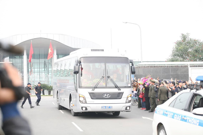 Người hâm mộ mang bánh chưng, hoa đào để tặng thầy Park và chào đón đội tuyển Việt Nam ở sân bay-1