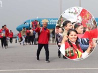 Người hâm mộ mang bánh chưng, hoa đào để tặng thầy Park và chào đón đội tuyển Việt Nam ở sân bay