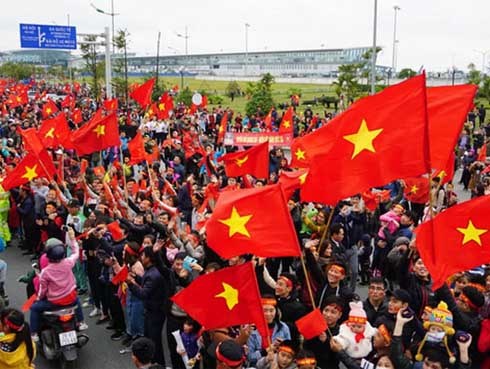 Hàng trăm người hâm mộ tập trung tại sân bay Nội Bài đón đội tuyển Việt Nam trở về