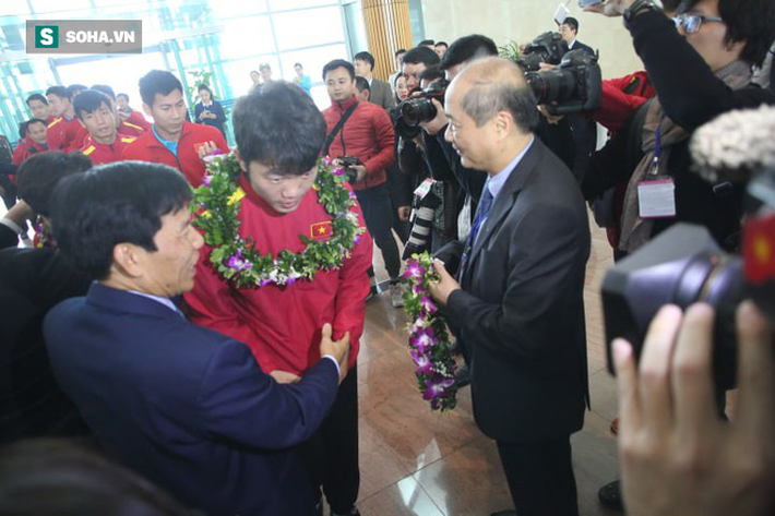 Tuyển Việt Nam rạng rỡ trở về trong vòng tay của NHM-10