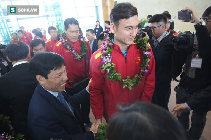 Tuyển Việt Nam rạng rỡ trở về trong vòng tay của NHM-11