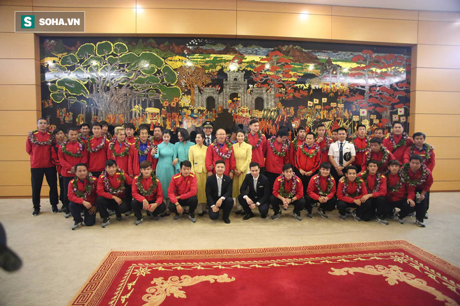 Tuyển Việt Nam rạng rỡ trở về trong vòng tay của NHM-12