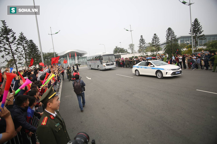 Tuyển Việt Nam rạng rỡ trở về trong vòng tay của NHM-13