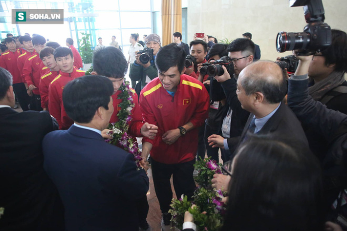 Tuyển Việt Nam rạng rỡ trở về trong vòng tay của NHM-6