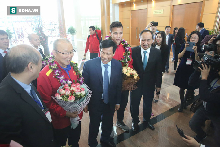 Tuyển Việt Nam rạng rỡ trở về trong vòng tay của NHM-8