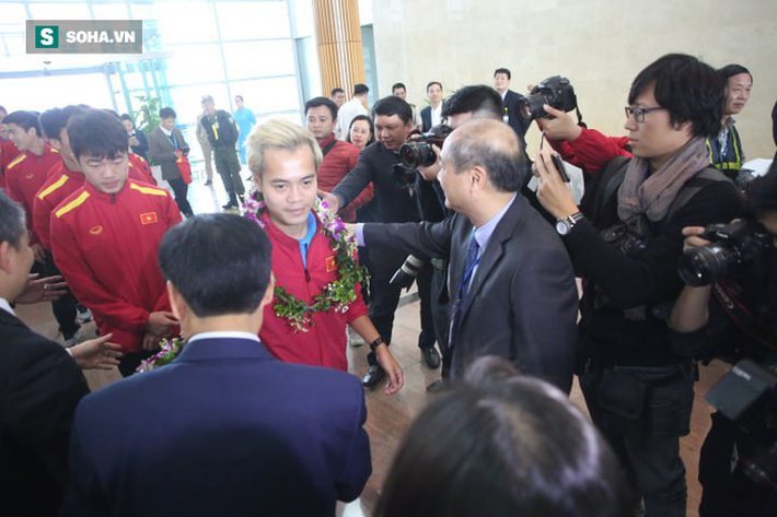 Tuyển Việt Nam rạng rỡ trở về trong vòng tay của NHM-9