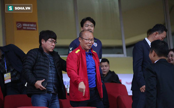 Vừa về tới Hà Nội, HLV Park Hang-seo đã vội vã cùng vợ dự khán xem U22 Việt Nam-1