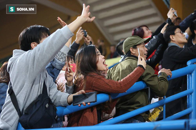 Vừa về tới Hà Nội, HLV Park Hang-seo đã vội vã cùng vợ dự khán xem U22 Việt Nam-3