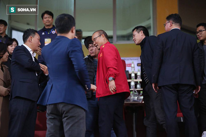 Vừa về tới Hà Nội, HLV Park Hang-seo đã vội vã cùng vợ dự khán xem U22 Việt Nam-5