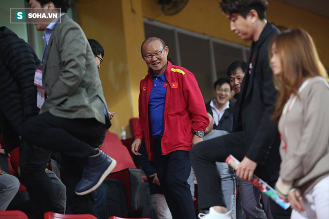 Vừa về tới Hà Nội, HLV Park Hang-seo đã vội vã cùng vợ dự khán xem U22 Việt Nam-6