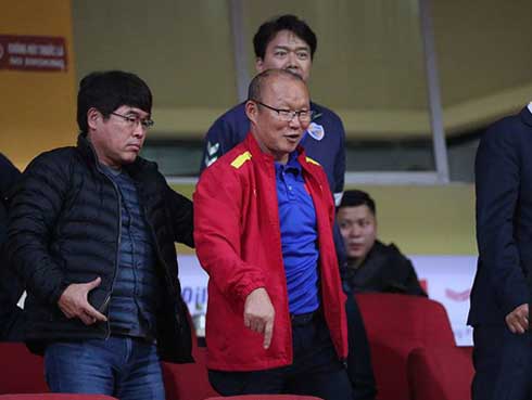 Chia tay Asian Cup, trung vệ Bùi Tiến Dũng về nhà bán thịt lợn cho mẹ-4