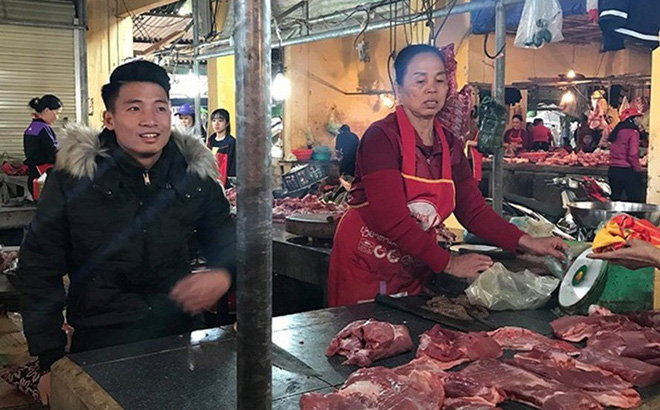Chia tay Asian Cup, trung vệ Bùi Tiến Dũng về nhà bán thịt lợn cho mẹ-1
