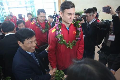 Bất ngờ với lời nói đầu tiên của Đặng Văn Lâm khi vừa về đến Việt Nam-1