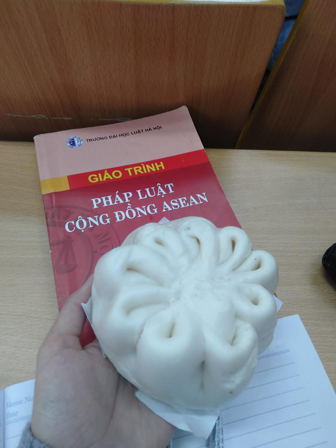 Cô giáo như mẹ hiền: Thấy sinh viên mặt mày ỉu xìu vì đói liền mua hàng loạt bánh bao và bò bía để cứu trợ-1