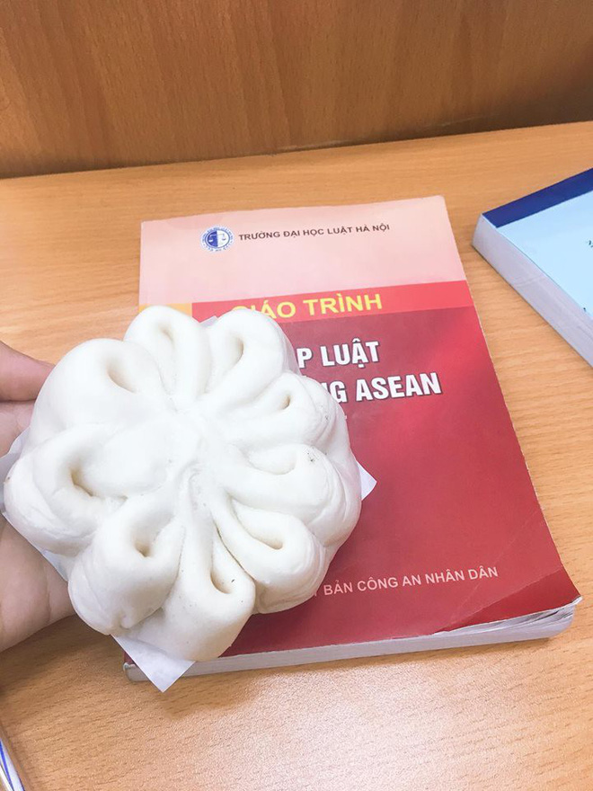Cô giáo như mẹ hiền: Thấy sinh viên mặt mày ỉu xìu vì đói liền mua hàng loạt bánh bao và bò bía để cứu trợ-2