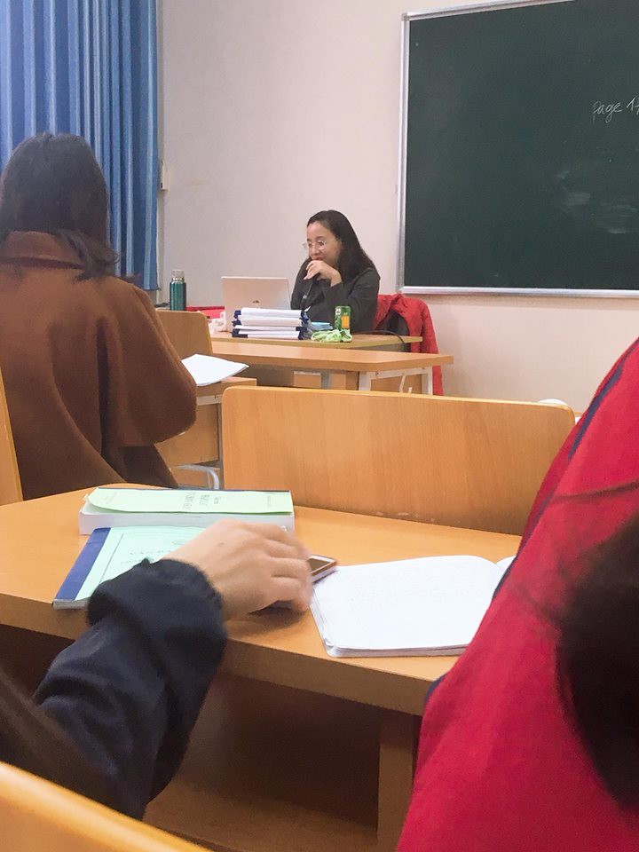 Cô giáo như mẹ hiền: Thấy sinh viên mặt mày ỉu xìu vì đói liền mua hàng loạt bánh bao và bò bía để cứu trợ-3