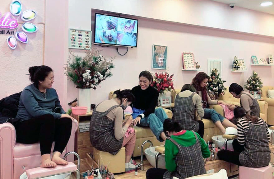 Làm móng, vuốt mi... Xếp hàng tận hưởng, còng lưng thu tiền Tết-1