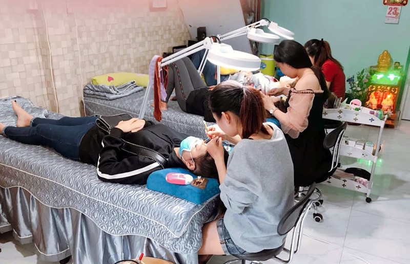 Làm móng, vuốt mi... Xếp hàng tận hưởng, còng lưng thu tiền Tết-2