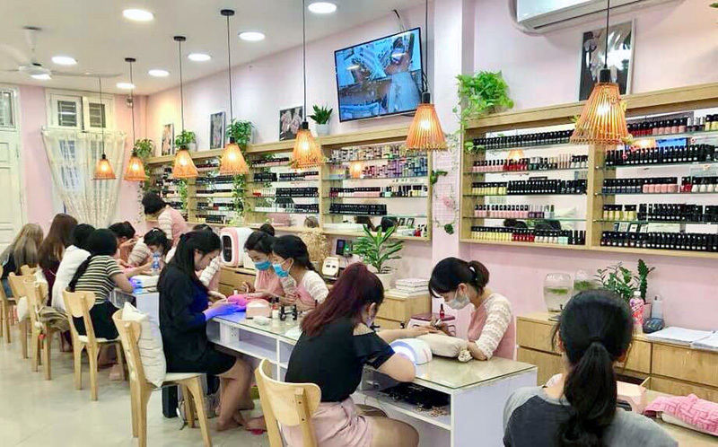 Làm móng, vuốt mi... Xếp hàng tận hưởng, còng lưng thu tiền Tết-3