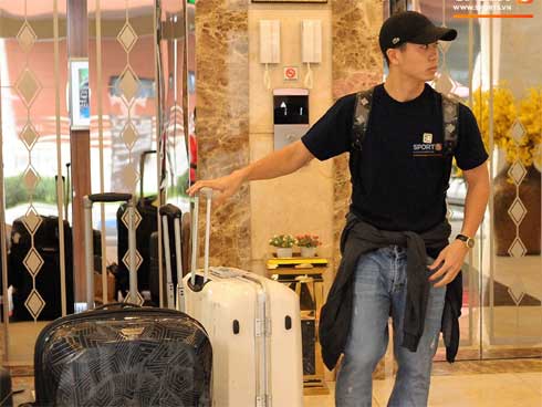 Clip: Cầu thủ tuyển Việt Nam tay xách nách mang về quê ăn Tết cùng gia đình-1