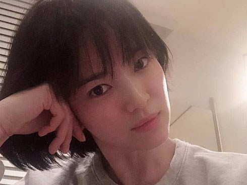 Song Hye Kyo gây choáng với ảnh selfie siêu cận mặt: 38 tuổi mà da bóng mịn không chút nếp nhăn