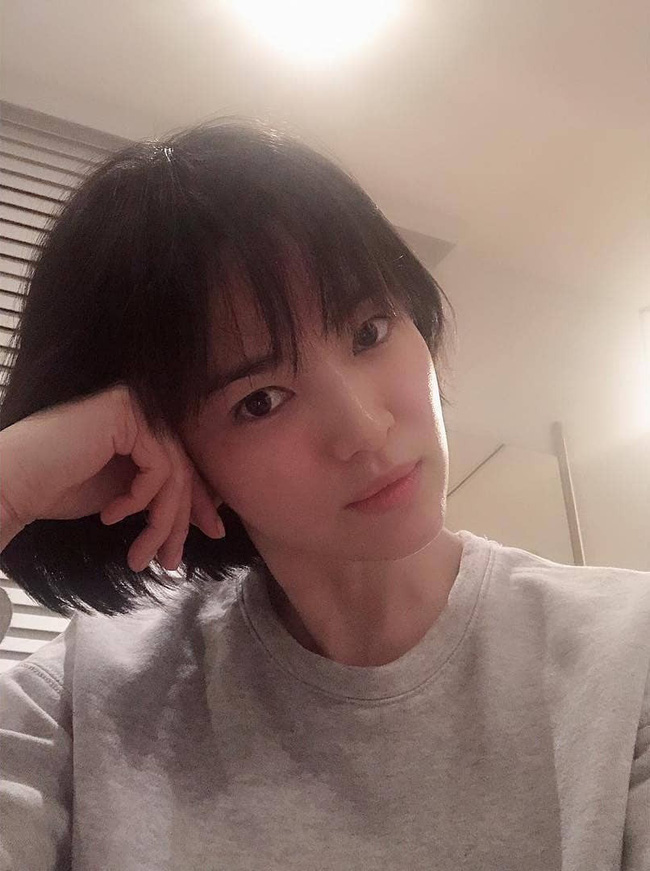 Song Hye Kyo gây choáng với ảnh selfie siêu cận mặt: 38 tuổi mà da bóng mịn không chút nếp nhăn-2