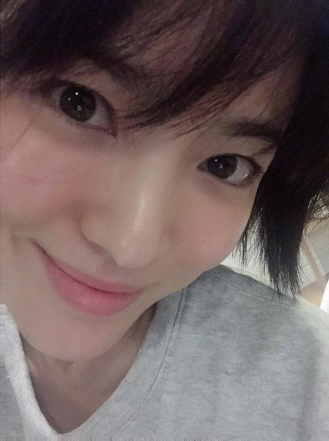 Song Hye Kyo gây choáng với ảnh selfie siêu cận mặt: 38 tuổi mà da bóng mịn không chút nếp nhăn-3