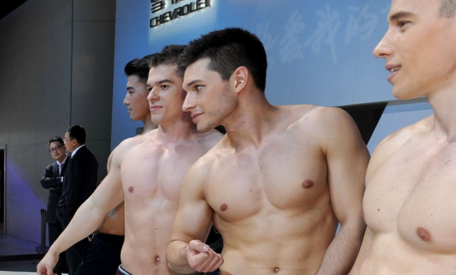 Chuyện mẫu Tây hành nghề chui ở Trung Quốc: Dễ kiếm tiền nhưng phải chấp nhận cởi-4