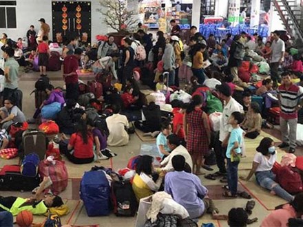 Hàng trăm khách ngủ vật vờ tại ga Sài Gòn vì tàu trật bánh ở Bình Thuận