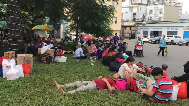 Hàng trăm khách ngủ vật vờ tại ga Sài Gòn vì tàu trật bánh ở Bình Thuận-1