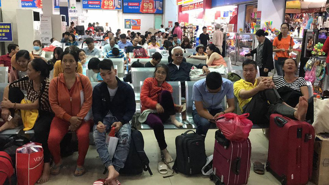 Hàng trăm khách ngủ vật vờ tại ga Sài Gòn vì tàu trật bánh ở Bình Thuận-3
