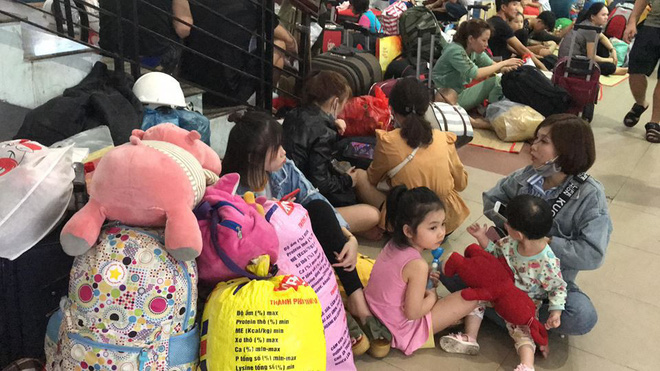 Hàng trăm khách ngủ vật vờ tại ga Sài Gòn vì tàu trật bánh ở Bình Thuận-6