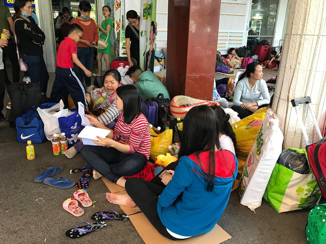 Hàng trăm khách ngủ vật vờ tại ga Sài Gòn vì tàu trật bánh ở Bình Thuận-7