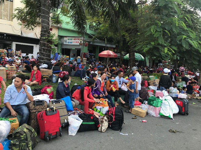 Hàng trăm khách ngủ vật vờ tại ga Sài Gòn vì tàu trật bánh ở Bình Thuận-11