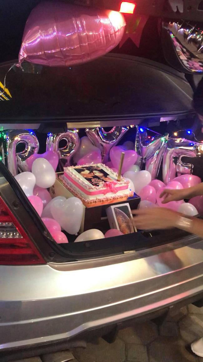 Clip: Bạn trai quỳ gối cầu hôn trên phố với nhẫn kim cương và iPhone XS Max vào đúng sinh nhật, cô gái bối rối che mặt và cái kết viên mãn-2