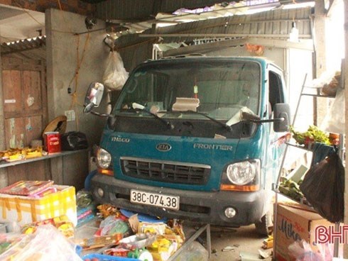 Xe tải lao vào cửa hàng tạp hóa, 2 bà cháu thoát chết trong gang tấc