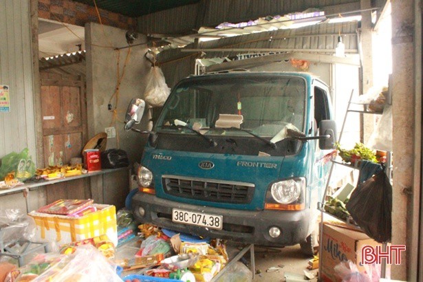 Xe tải lao vào cửa hàng tạp hóa, 2 bà cháu thoát chết trong gang tấc-1