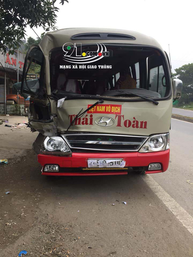 Hiện trường vụ tai nạn xe khách lao vào 6 xe máy bên đường khiến nhiều người rùng mình-1