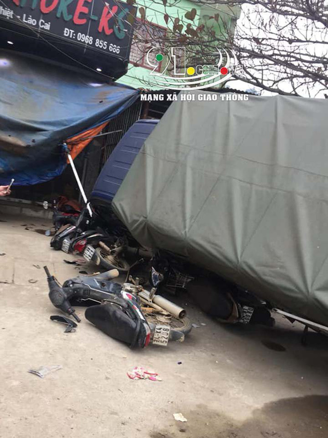 Hiện trường vụ tai nạn xe khách lao vào 6 xe máy bên đường khiến nhiều người rùng mình-3