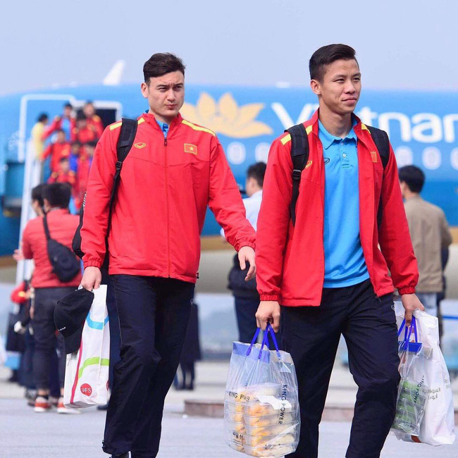 Muốn biết bố bỉm sữa khác trai độc thân chỗ nào, cứ nhìn cách Quế Ngọc Hải và Văn Lâm về ăn Tết thì rõ!-1