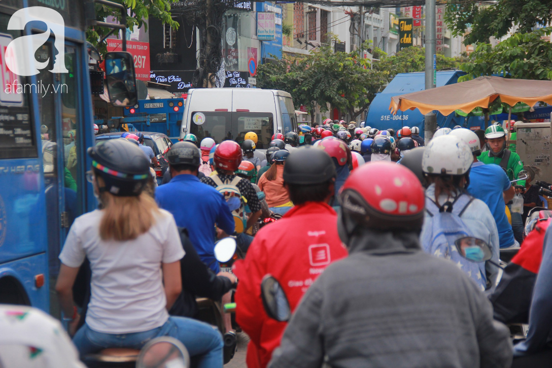 Nỗi ám ảnh kẹt xe từ sáng đến tối, hành khách vật vờ tại ga Sài Gòn chờ tàu về quê ăn Tết-5